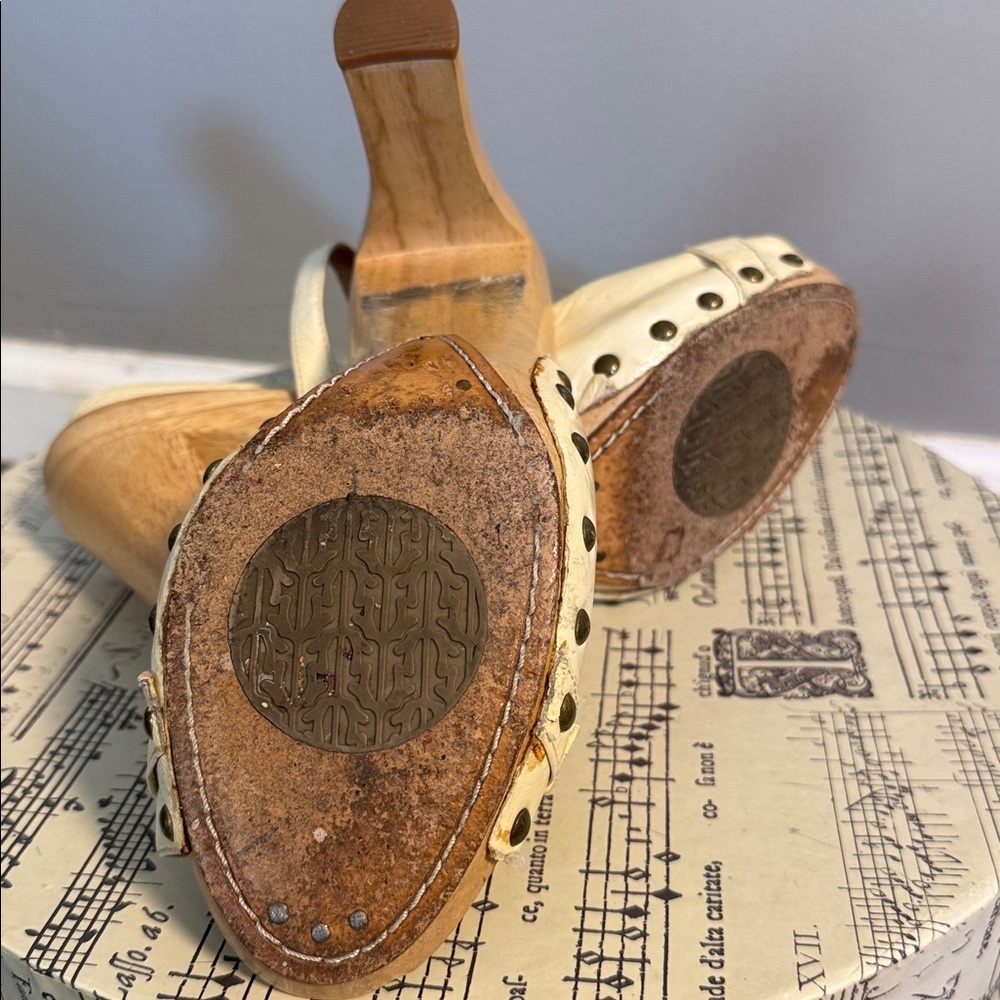 Frye Cream Leather Studded Clog Slingbacks - Wood Heel & Medallion Detail SZ 8 - Picture 10 of 10